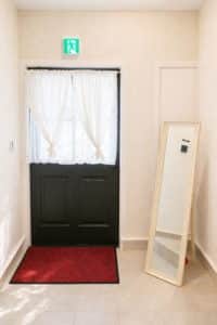 大阪府東大阪市にある女性専用単身者向けアパートプリマ元町の共有部分の置き鏡の画像