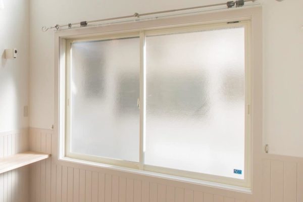 primaアパートの窓ガラス