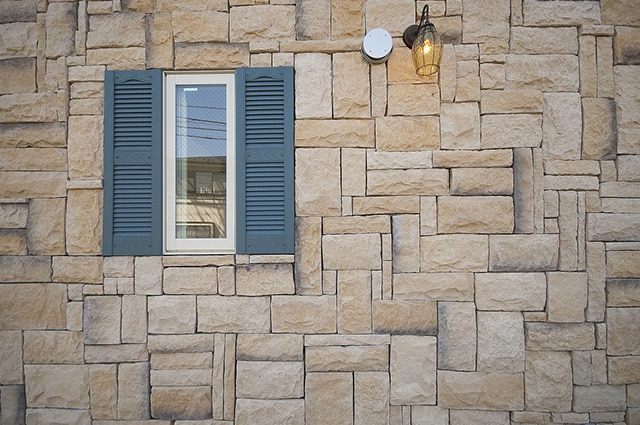 PRIMAアパート外観のオフホワイトカラーのお洒落なスライスレンガ