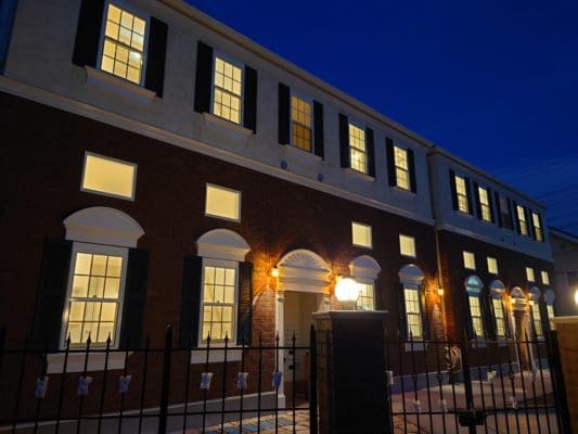 プリマグレイス白岡の夜の外観、賃貸、アパート、プリマ、差別化、マンション、外観、デザイン、デザイナーズ、お洒落、可愛い、女性専用、PRIMA、木造、建替え、新築、建築