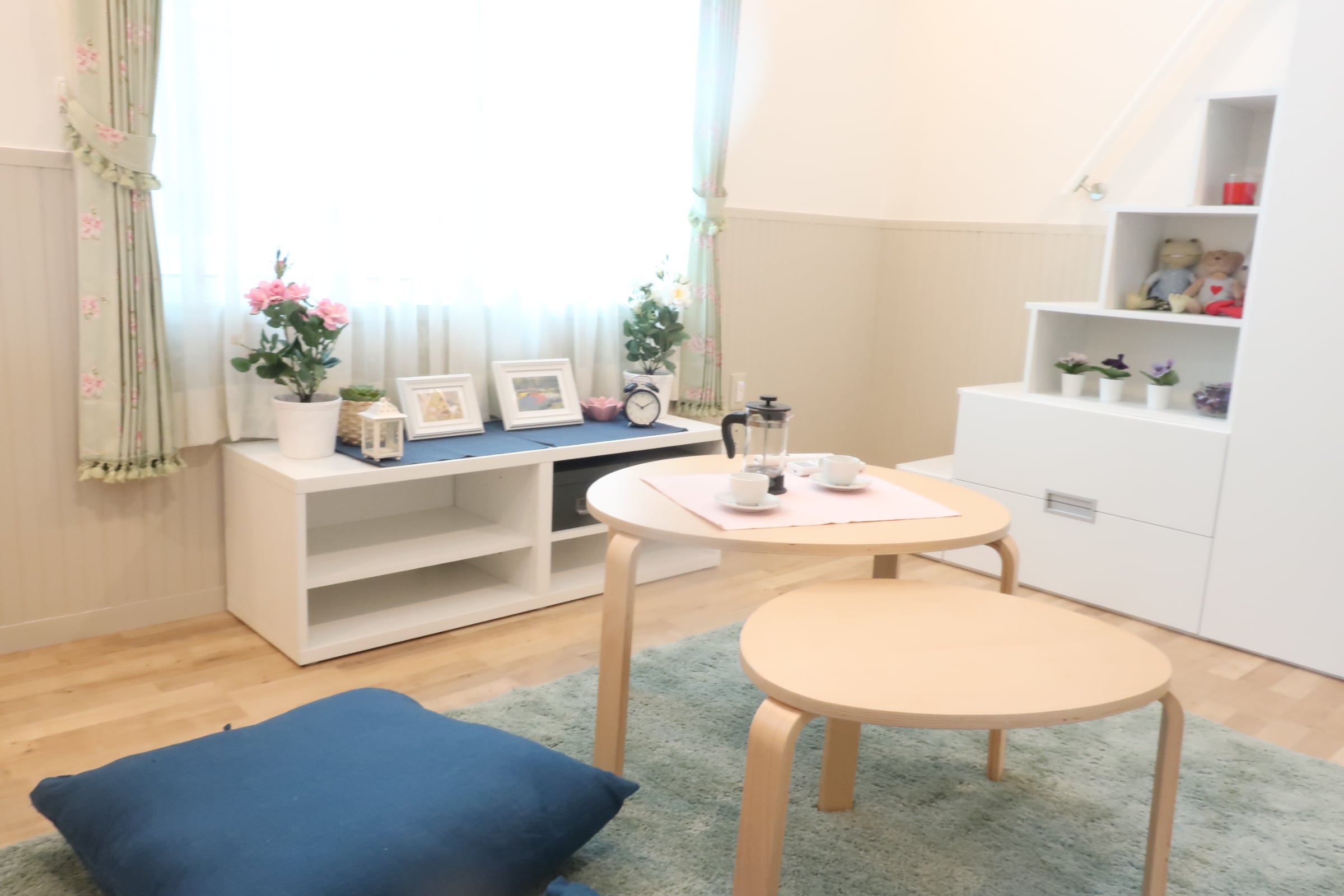 デザイナーズアパート「プリマルーチェ金沢八景」のお洒落で収納階段が映っている室内写真