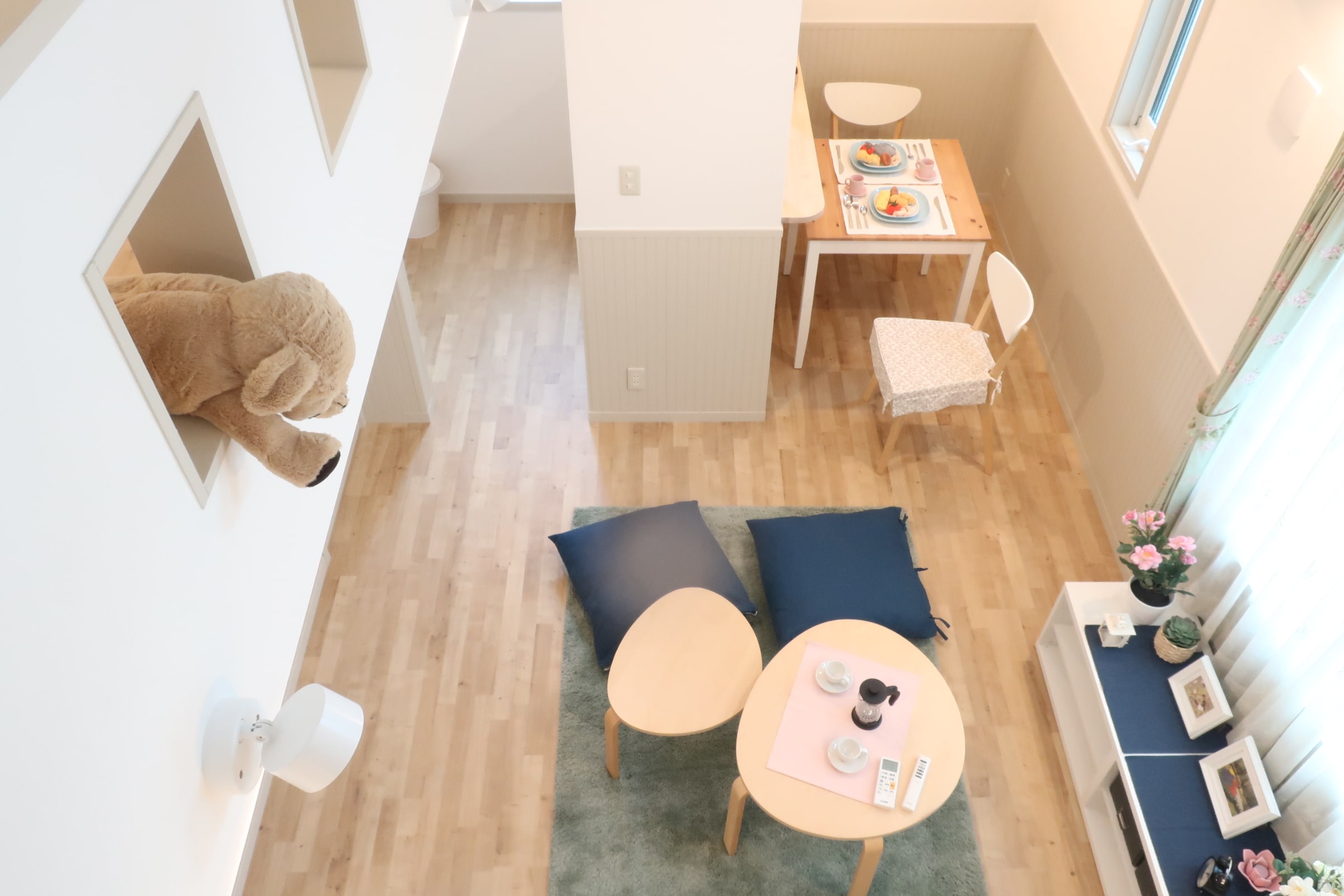 デザイナーズアパート「プリマルーチェ金沢八景」の2階から見るリビングの写真