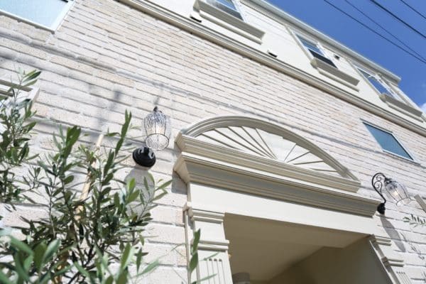 オフホワイトのレンガのお洒落な外観 PRIMAアパート