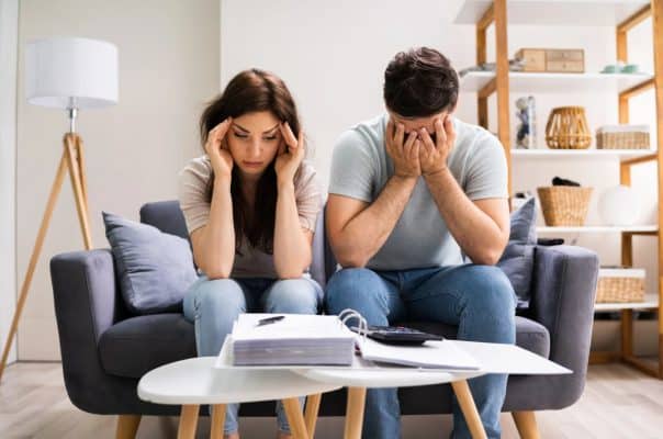 アパートオーナー必見!遺された家族も安心するデジタル終活術 2 デジタル遺産で悩んでい夫婦のイメージ画像