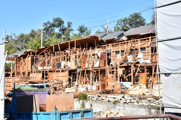 知らないと損をする!建て替えアパートの解体費用の落とし穴と対策術 3 アパート解体のイメージ