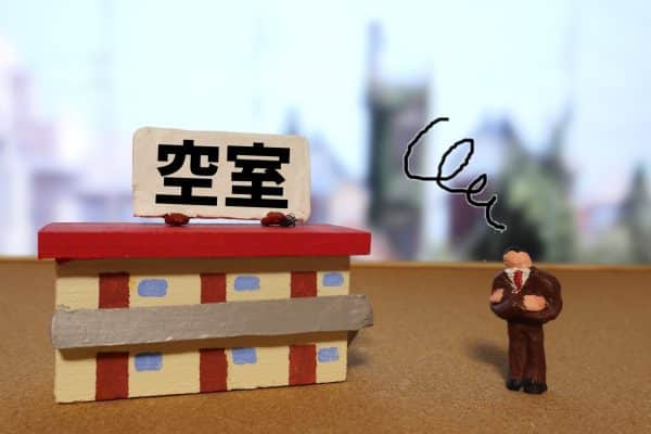 【保存版】失敗しない!築古アパートを建て替えるべき6つの判断軸 20 空室になっている築古アパートのイメージ画像
