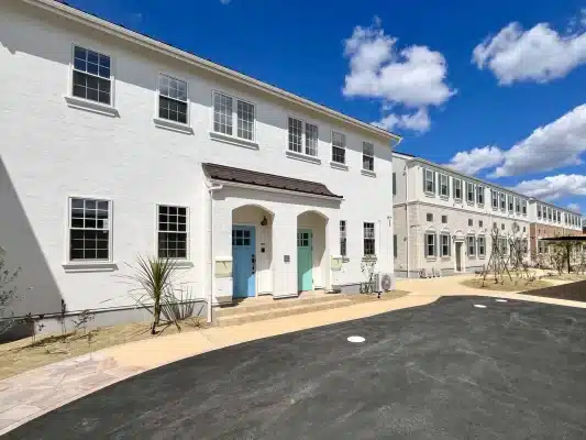 【賃貸動向】2025年は戸建賃貸に注目!未来予測と満室経営の秘訣 5 株式会社GIFTが販売している、千葉県佐倉市にある、差別化賃貸あアパート「PRIMA」と戸建賃貸/賃貸委併用住宅「La storia」の外観画像