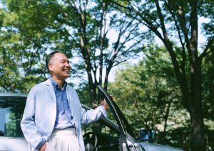 車と男性～満室カフェ
