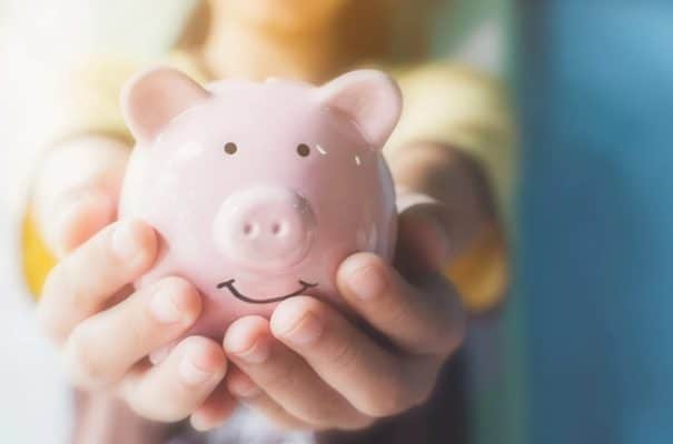 資金を確保するための手段をイメージした豚さん貯金箱の画像