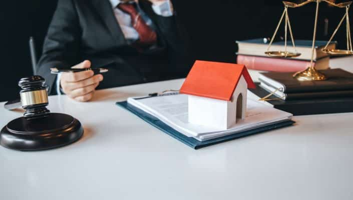 【保存版】築古アパートを放置するリスクを徹底解説 8 建物の法的な問題をイメージした画像