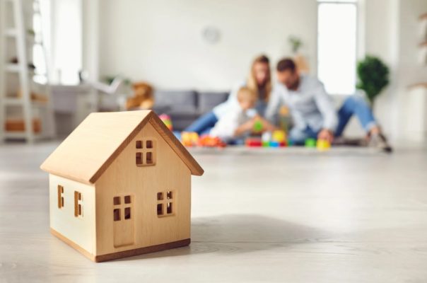 家族と戸建賃貸をイメージしている画像